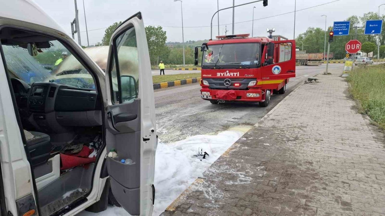 Seyir halindeki minibüs alev aldı