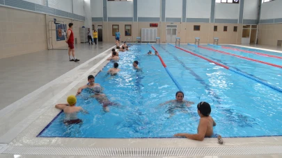 Yenilenen yarı olimpik yüzme havuzu hizmete açıldı