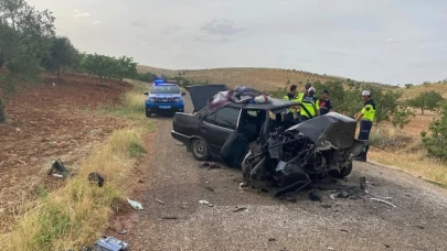 Gaziantep’te iki otomobil kafa kafaya çarpıştı: 1’i ağır 8 yaralı