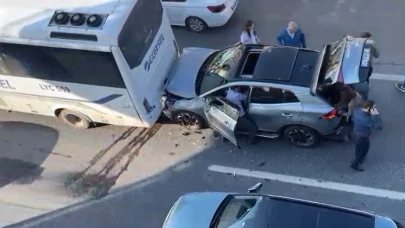 Avcılar’da kontrolden çıkan araç otobüse çarptı