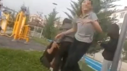 Arkadaşını öldüresiye darbeden kız çocukları o anları da kayda aldılar