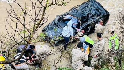 Otomobil dereye uçtu aynı aileden 1 çocuk öldü, 4 kişi yaralandı
