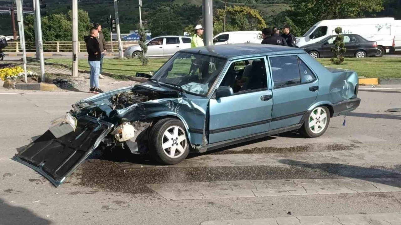 Hafif ticari araç otomobille çarpıştı: 2 yaralı