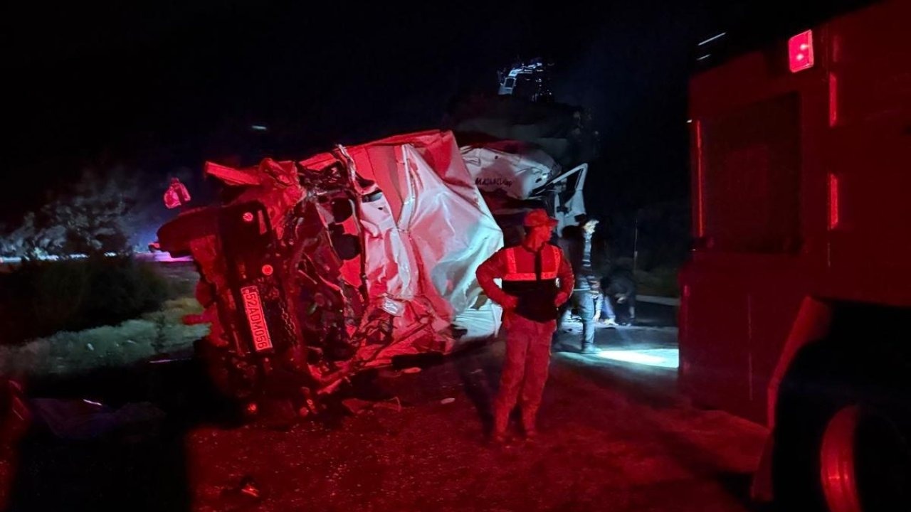 2 kamyon kafa kafaya çarpıştı: 1 ölü, 1 yaralı