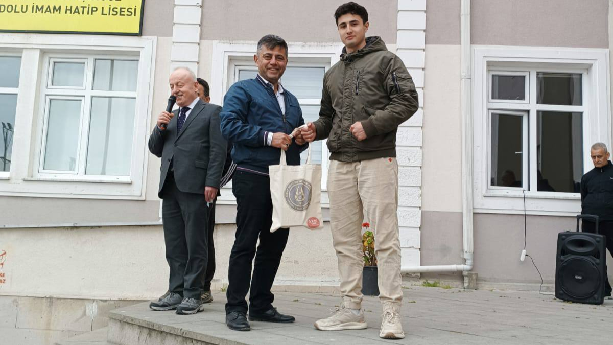 ÖNDER’den başarılı öğrencilere ödül töreni