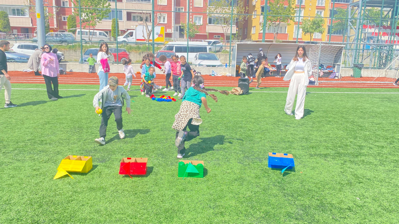 Minikler şenlikte gönüllerince eğlendi