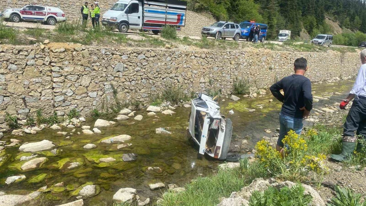 Kastamonu’da yoldan çıkan otomobil dereye uçtu: 1 ölü, 1 yaralı