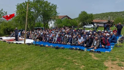Eller yağmur için semaya açıldı