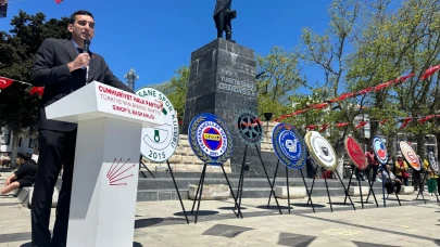 CHP'den alternatif çelenk sunma töreni