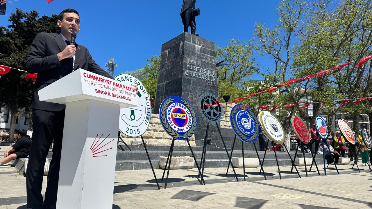 CHP'den alternatif çelenk sunma töreni