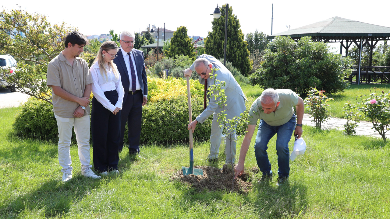 Yeni yaşına fidanlarla “Merhaba” dedi