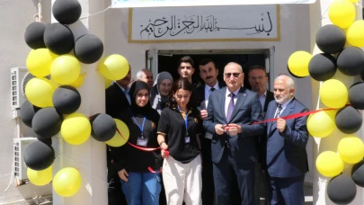 Lise öğrencileri bilim projelerini sergiledi