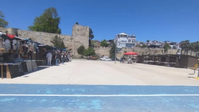 Rüzgarın devrirdiği tezgahlar kaldırıldı