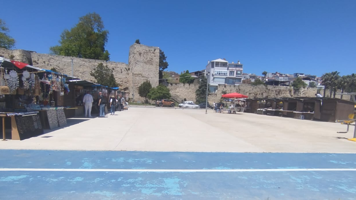 Rüzgarın devrirdiği tezgahlar kaldırıldı