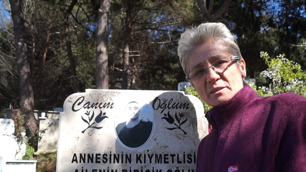 Vefat eden oğlunun mezarını evi bildi