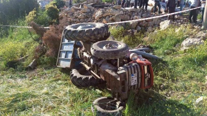 Devrilen traktörün altında kalan 11 yaşındaki çocuk öldü, 4 kişi yaralandı