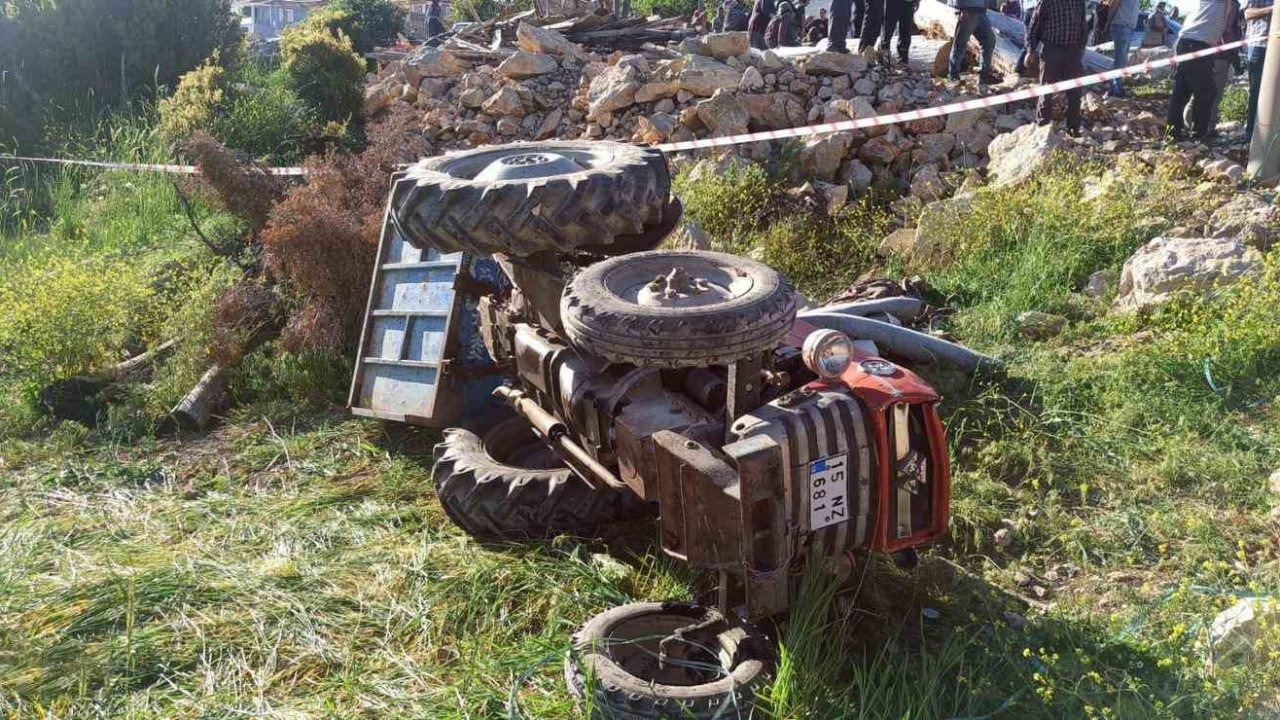 Devrilen traktörün altında kalan 11 yaşındaki çocuk öldü, 4 kişi yaralandı