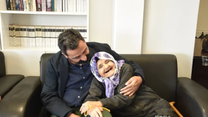 Üniversite öğrencilerinden huzurevine ziyaret