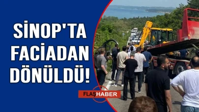 Sinop’ta seyir halindeki tırın dorsesindeki kepçe şarampole devrildi