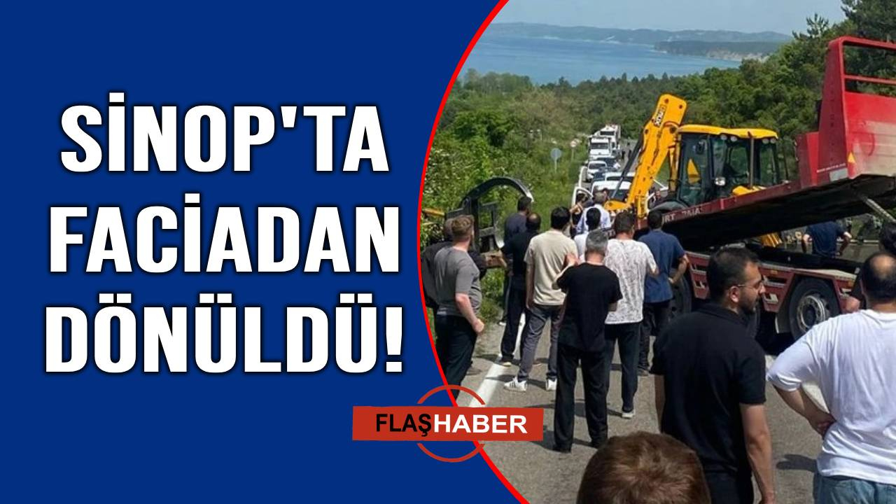Sinop’ta seyir halindeki tırın dorsesindeki kepçe şarampole devrildi