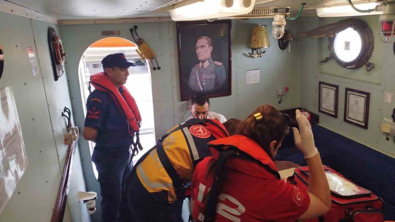 Karadeniz’de rahatsızlanan gemi personeli için ekipler seferber oldu