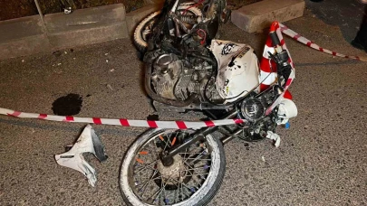 Kırmızı ışıkta geçen motosiklet sürücüsü minibüse çarptı: 1 ölü