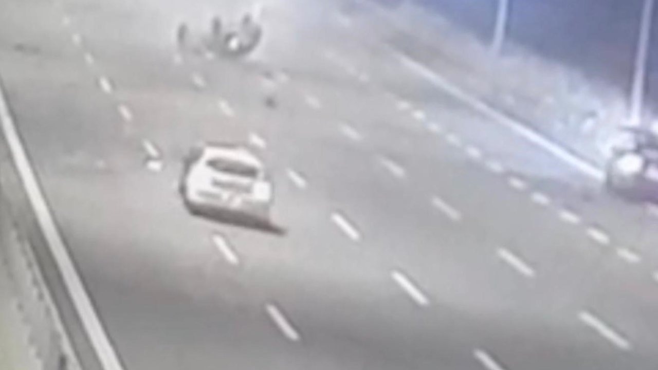 Sakarya’da feci kaza: 9 yaşındaki çocuk taklalar atan otomobilden yola savruldu