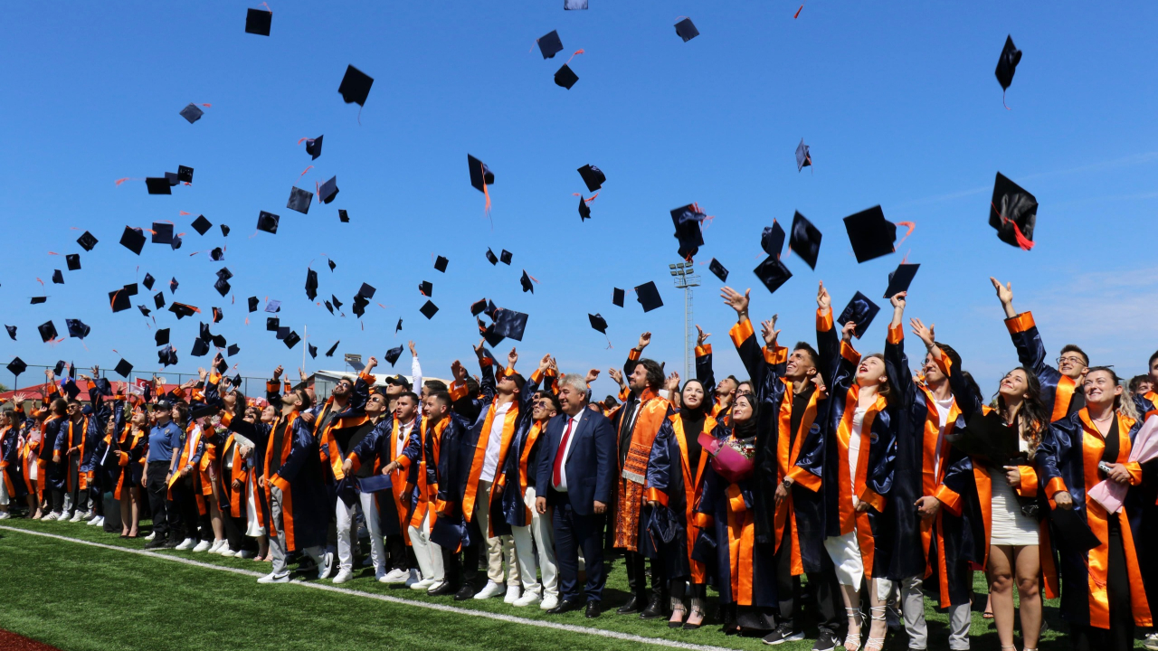 Ayancık MYO'da mezuniyet sevinci