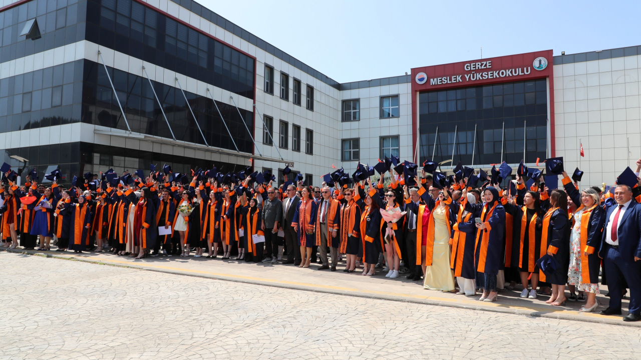 Gerze MYO’da mezuniyet sevinci yaşandı