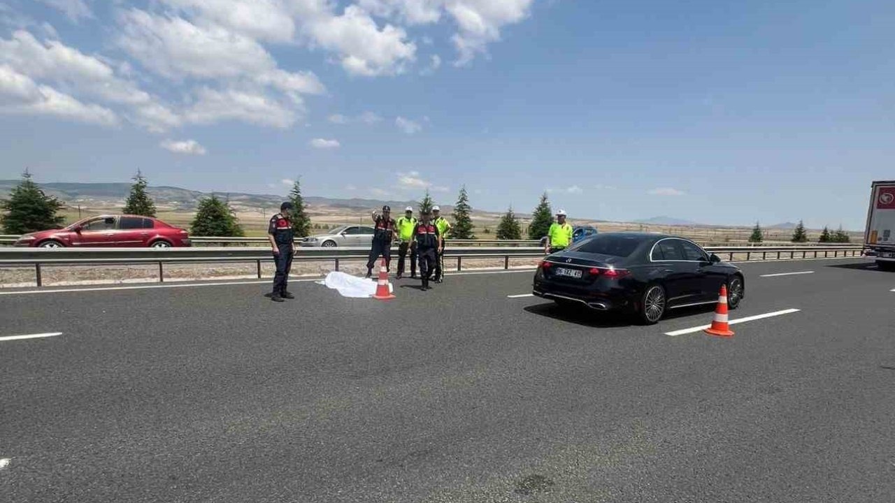 Otobanda otobüsün çarptığı yaya hayatını kaybetti