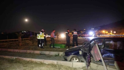 İki otomobil çarpıştı: 2 ölü, 3 yaralı