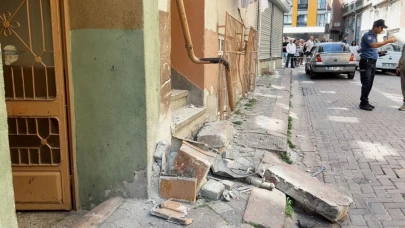 Otomobil doğal gaz kutusuna çarptı, facia ucuz atlatıldı