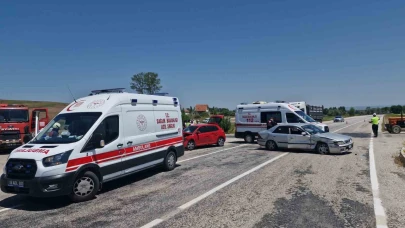 Çorum'da iki otomobilin çarpışması sonucu 4 kişi yaralandı