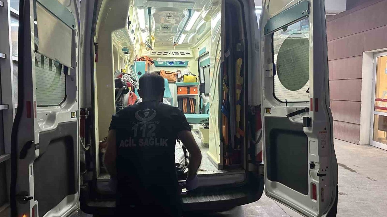 Motosiklet yayaya çarptı: 1’i ağır 2 yaralı