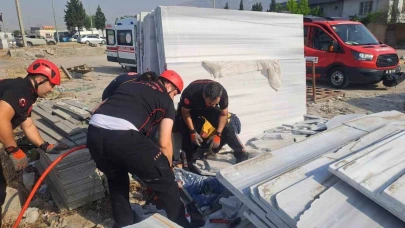 Üzerlerine mermer devrilen işçilerden biri hayatını kaybetti