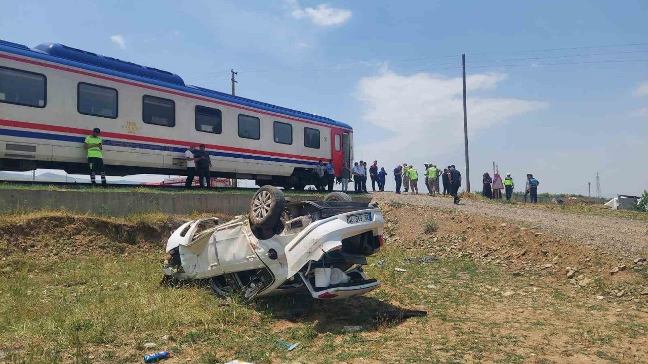 Muş’ta tren otomobile çarptı: 1 yaralı