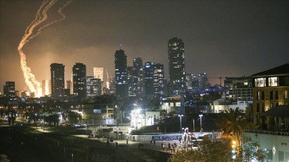 İran, İsrail'in saldırılarına karşılık balistik füze saldırıları düzenledi