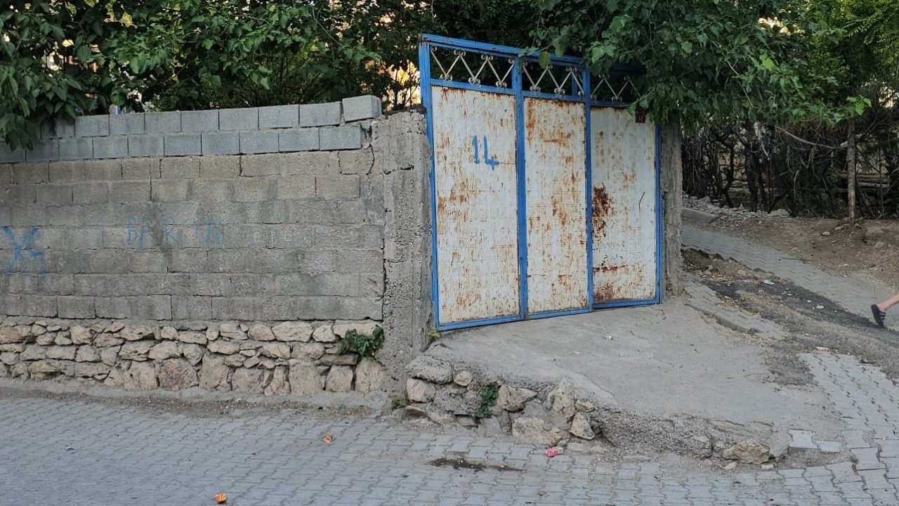 Çocuklarını ve kendisini bıçakla yaraladı