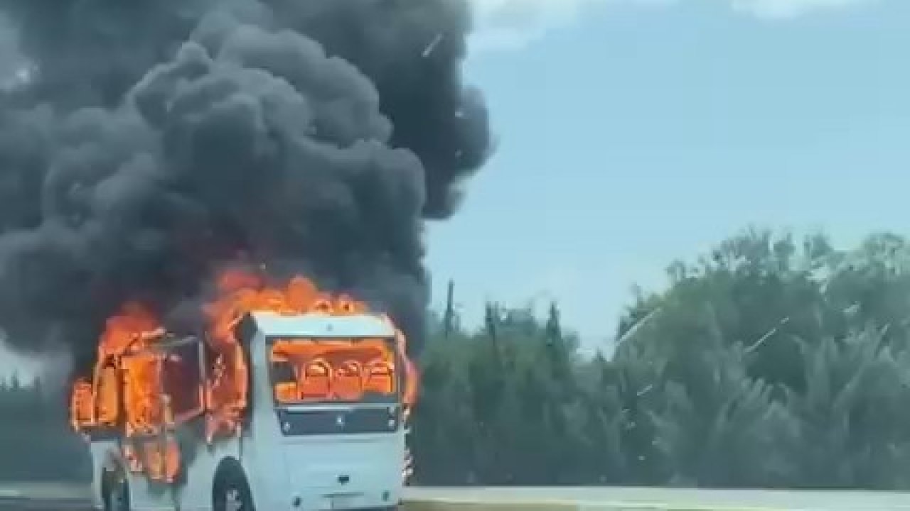 Alevlere teslim olan yolcu minibüsü küle döndü