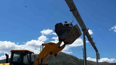 Güvenlik kamerası direğine takılan karga için seferber oldular