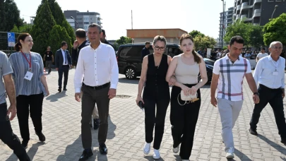 Ferdi Zeyrek’in kızı Nehir, sınava Özgür Özel ve annesiyle geldi