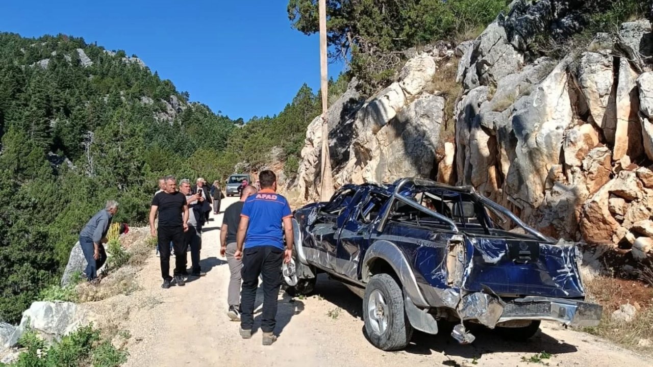 Uçuruma yuvarlanan kamyonetin sürücüsü hayatını kaybetti
