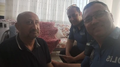 Görme engelli vatandaşın yardımına polis koştu