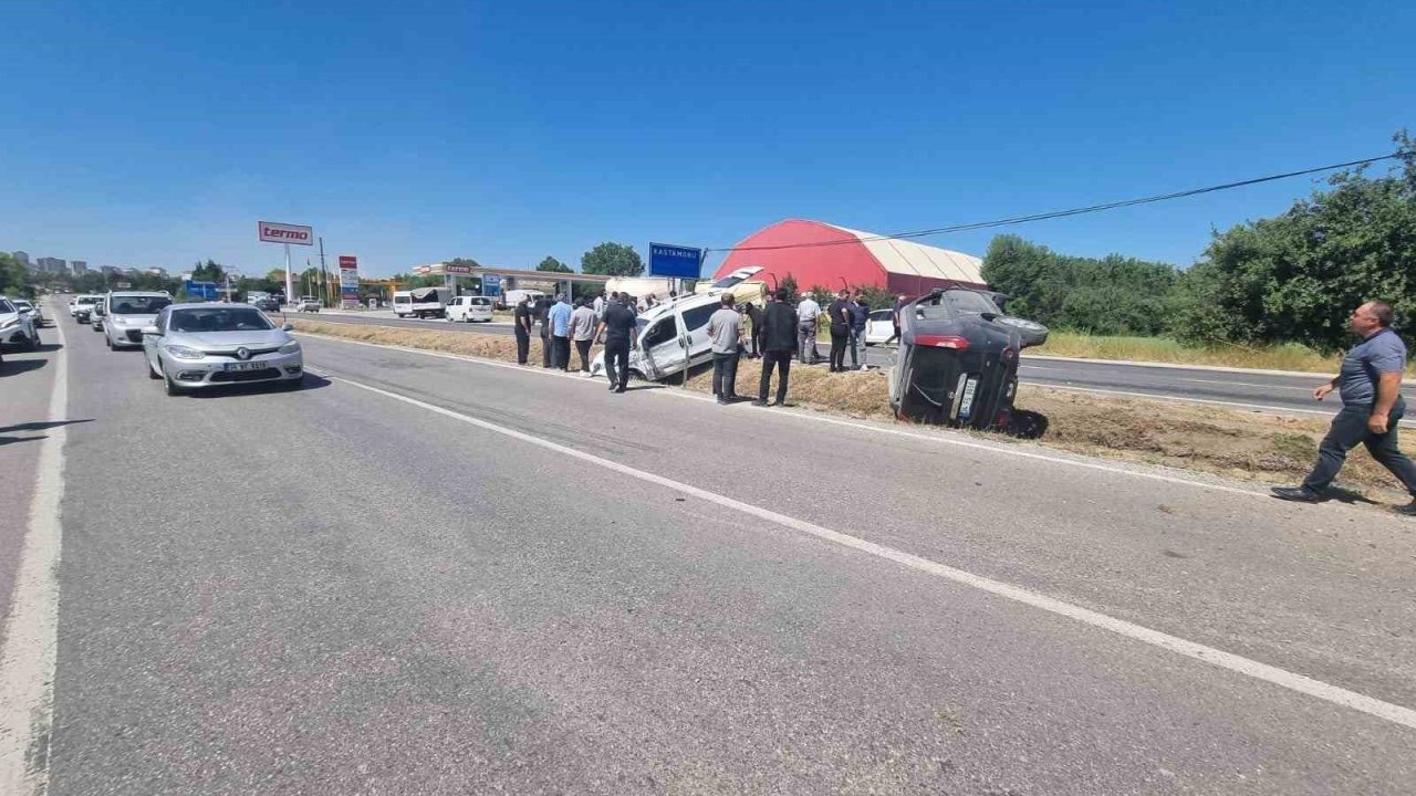 Kastamonu’da iki hafif ticari araç çarpıştı: 4 yaralı