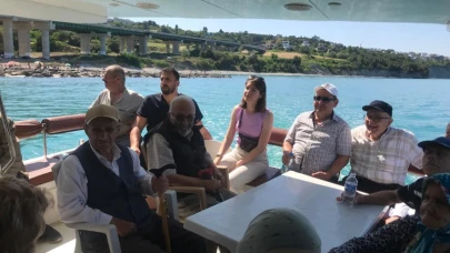 AK Parti Gerze Kadın Kolları’ndan huzurevi sakinleri için tekne turu