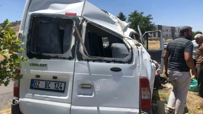 Minibüs takla attı: 1’i ağır 5 yaralı
