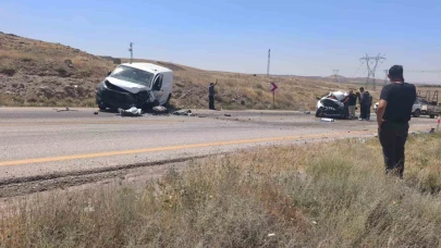 Ankara’da 2 araç kafa kafaya çarpıştı: 1 ölü, 1 yaralı