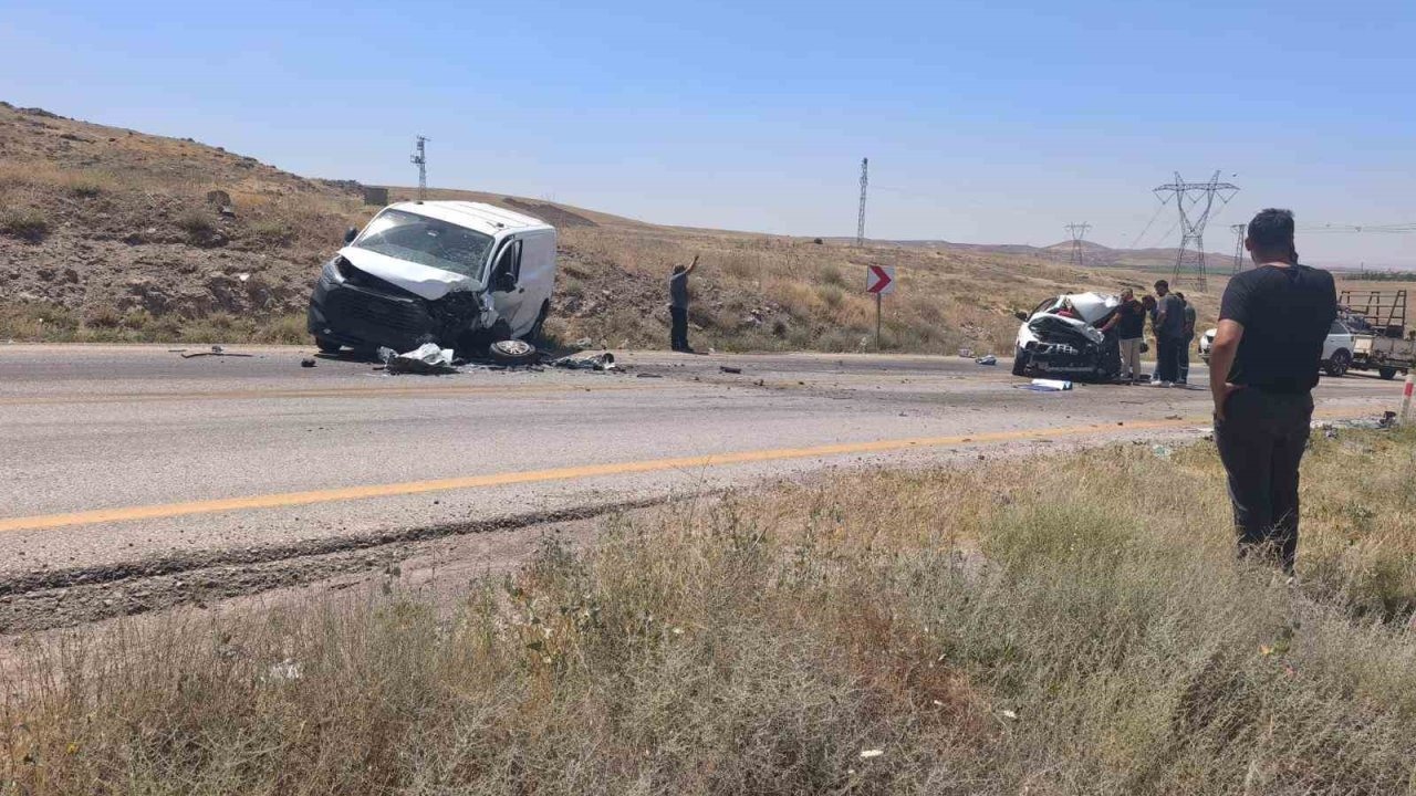 Ankara’da 2 araç kafa kafaya çarpıştı: 1 ölü, 1 yaralı