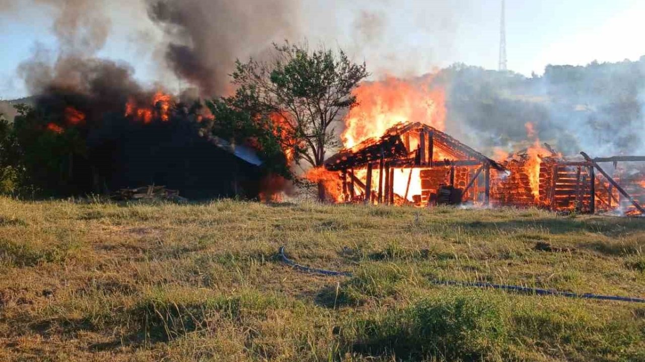Kastamonu’da 3 samanlık ile odunluk ve garaj yandı