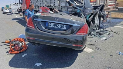 Otomobil, lastiği patlayan tıra arkadan çarptı: 2 ölü, 1 yaralı